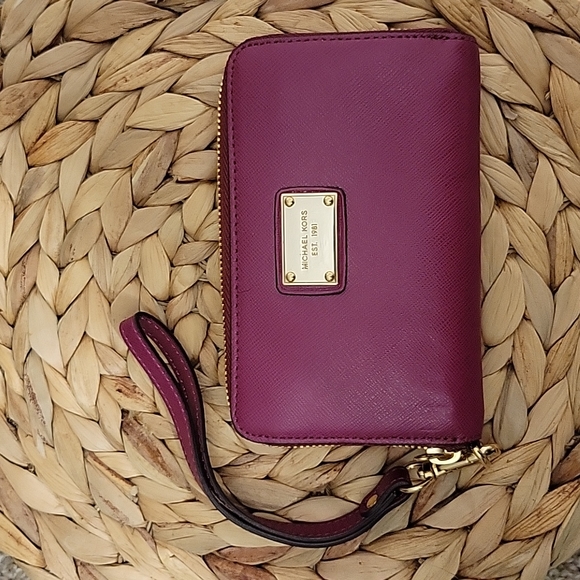Michael Kors Travel Wallet, Wristlet, Phone case leather - Picture 1 of 3